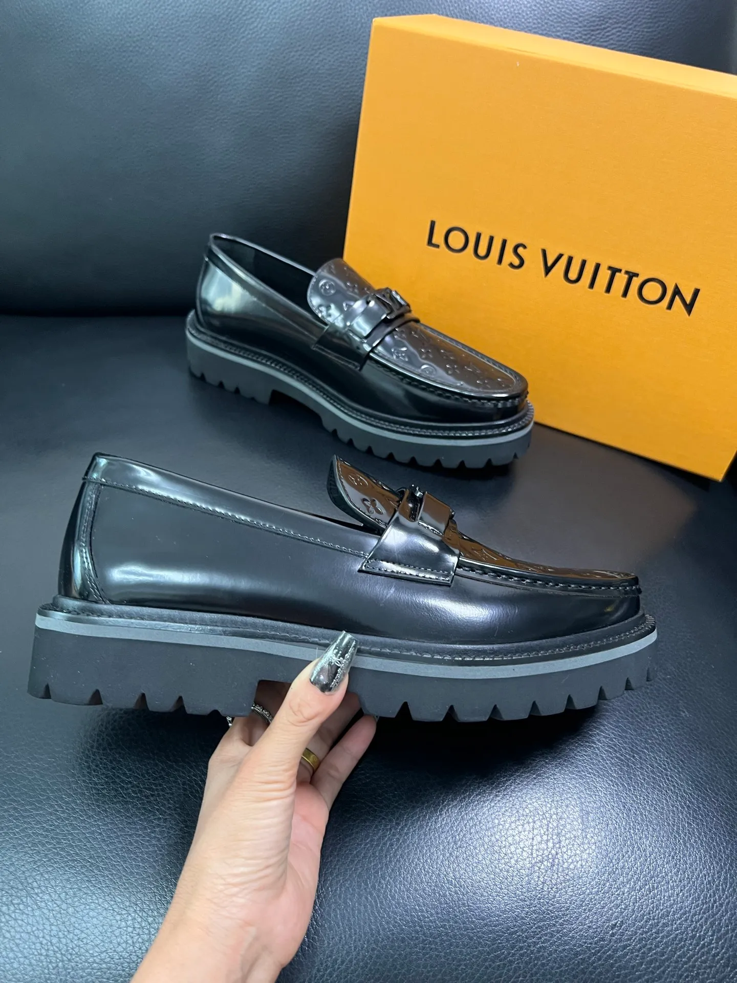 Men's shoes 💰780 Lv top purchasing Louis Vuitton leather shoes counter synchronization, uppers imported from Italy, imported water-dyed cowhide lining, soles: original soles specially provided by the original factory, original factory follow-up goods, high quality, welcome to compare, code number 38-44 (customized 45) 85842